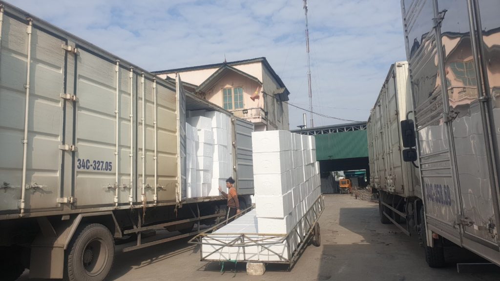 Xe vận chuyển thùng xốp Xe vận chuyển thùng xốp giao khách hàng